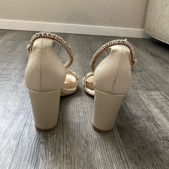 Badgley Mischka Finesse Heels, ivory satin wedding shoes, Size 6 - Picture 6 of 9